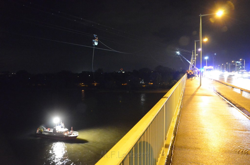 Einsatz BF Hoehenretter Koelner Seilbahn Hoehe Zoobruecke P2409.JPG